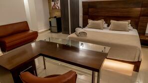 Minibar, caja fuerte, escritorio y wifi gratis