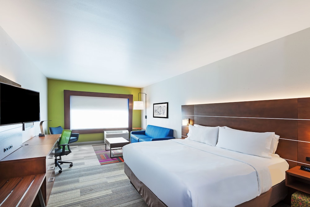 Holiday Inn Express & Suites Chanute, an IHG Hotel