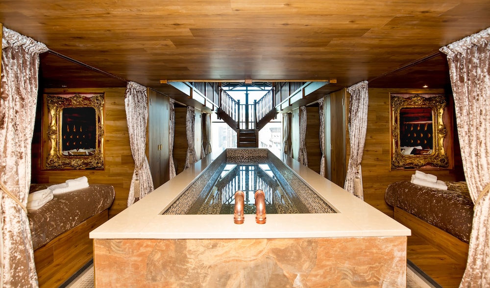 Signature Living At The Shankly Hotel Reviews Photos Rates Curly Selected Item