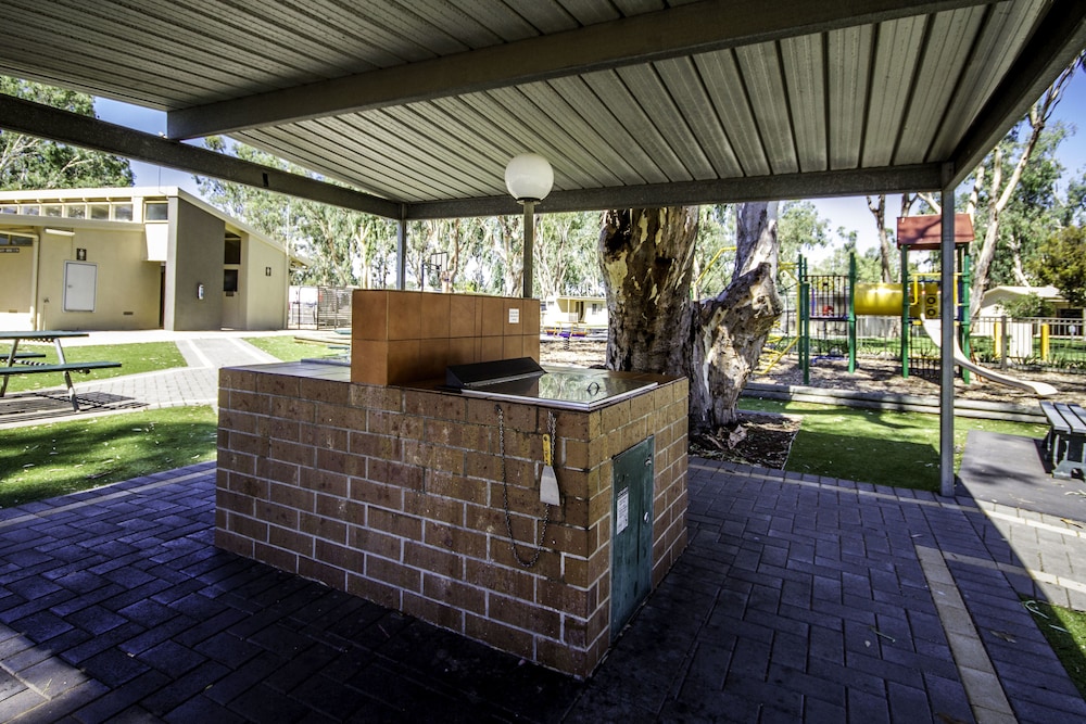 BBQ/picnic area, BIG4 Breeze Holiday Park – Mannum