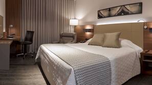Frigobar, cofres nos quartos, escrivaninha, cortinas blackout