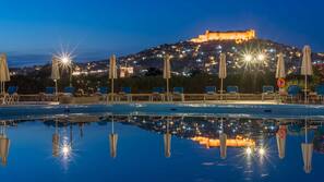 Outdoor pool, pool umbrellas, sun loungers