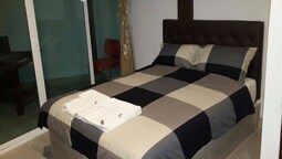 Yellow House Koh Sichang In Pattaya Thailand Expedia - 