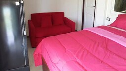 Yellow House Koh Sichang In Pattaya Thailand Expedia - 