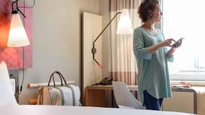 Bureau, espace de travail pour ordinateur portable, rideaux occultants