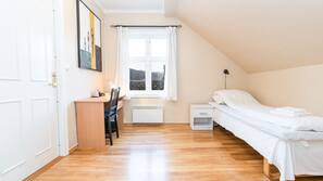 Een kluis op de kamer, een bureau, een strijkplank/strijkijzer
