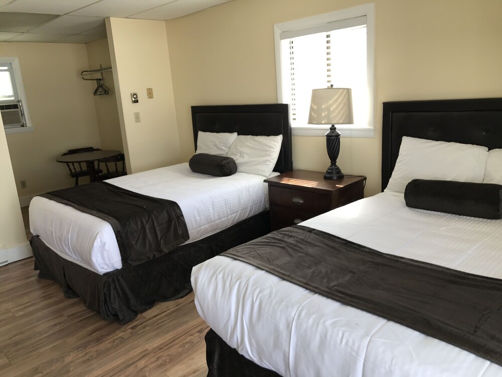 The Pelham Court 2018 Room Prices Deals Reviews Expedia Outdoor Pool Featured Image Guestroom