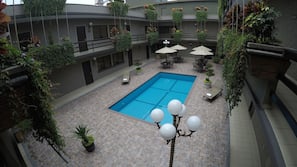 Una piscina al aire libre