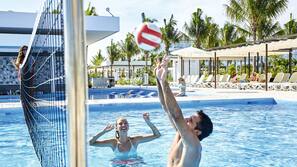 5 outdoor pools, pool umbrellas, sun loungers