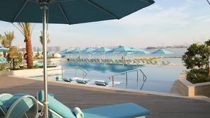 Piscine extérieure, parasols de plage
