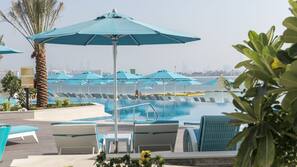 Piscine extérieure, parasols de plage