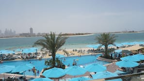 Plage, chaises longues, parasols, serviettes de plage
