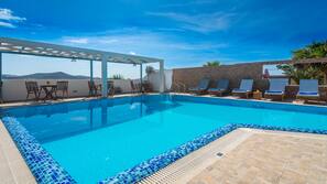 Piscine extérieure (ouverte en saison), chaises longues