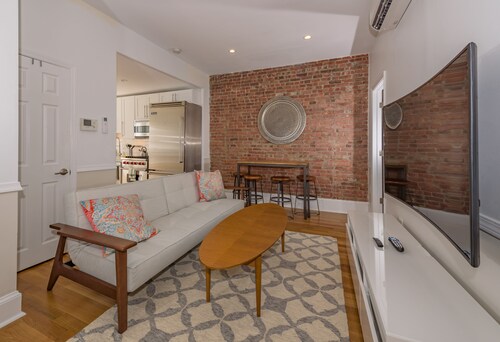 Check Expedia for Availability of Deedee's Downtown Flats