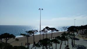 På stranden