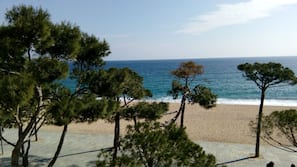 På stranden