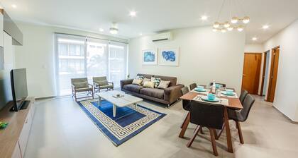 Sophisticated 2BR condo in heart of town by Happy Address
