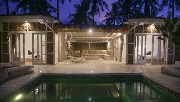Una piscina al aire libre