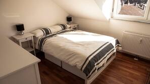 1 slaapkamer, een strijkplank/strijkijzer, babybedden, extra bedden