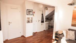 1 slaapkamer, een strijkplank/strijkijzer, babybedden, extra bedden