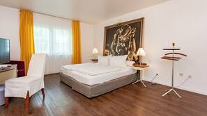 Minibar, Zimmersafe, Schreibtisch, Bügeleisen/Bügelbrett