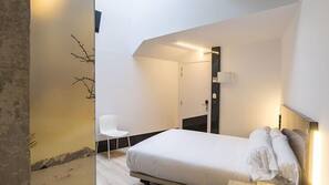 Escritorio, cortinas opacas, sistema de insonorización