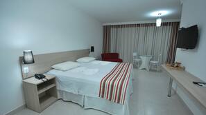 Frigobar, escrivaninha, cortinas blackout, Wi-Fi de cortesia