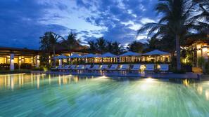 3 outdoor pools, pool umbrellas, pool loungers