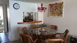 Geladeira grande, micro-ondas, fogão, cooktop
