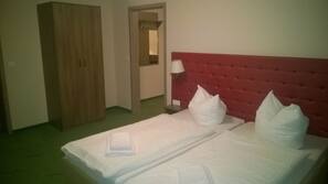 1 Schlafzimmer, hochwertige Bettwaren, Schreibtisch