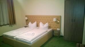 1 Schlafzimmer, hochwertige Bettwaren, Schreibtisch