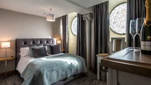 Premium bedding, desk, iron/ironing board, free WiFi