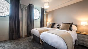 Premium bedding, desk, iron/ironing board, free WiFi