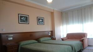 Escritorio, cortinas opacas, cunas o camas infantiles gratuitas