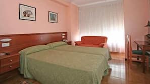 Escritorio, cortinas opacas, cunas o camas infantiles gratuitas