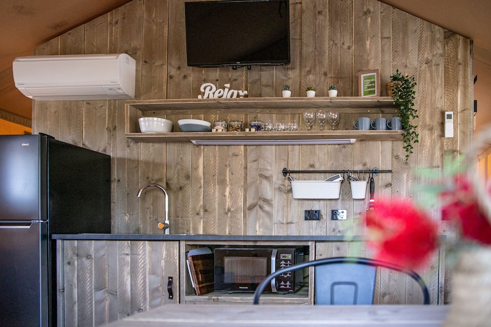 Private kitchen, Scamander Sanctuary Holiday Park