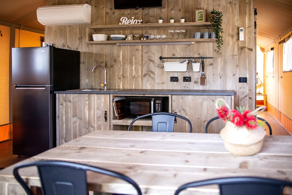 Private kitchen, Scamander Sanctuary Holiday Park