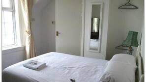 Premium bedding, iron/ironing board, free WiFi