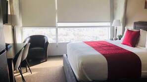 Escritorio, tabla de planchar con plancha, wifi gratis y ropa de cama