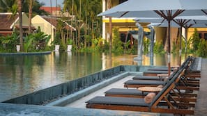 2 piscines extérieures, parasols de plage, chaises longues