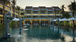 2 piscines extérieures, parasols de plage, chaises longues