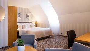 Egyptian cotton sheets, hypo-allergenic bedding, minibar, in-room safe