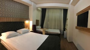 Minibar, Zimmersafe, Schreibtisch, kostenloses WLAN