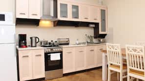 Frigorifero, piano cottura, macchina per tè/caffè, bollitore elettrico