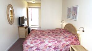 Cots/infant beds, free WiFi