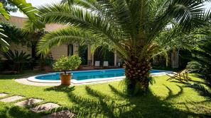 Piscina all'aperto, lettini