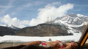 Piscina coperta, una piscina in terrazza, lettini