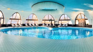 Piscina coperta, una piscina in terrazza, lettini
