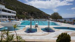 Piscine couverte, piscine extérieure, parasols de plage, chaises longues