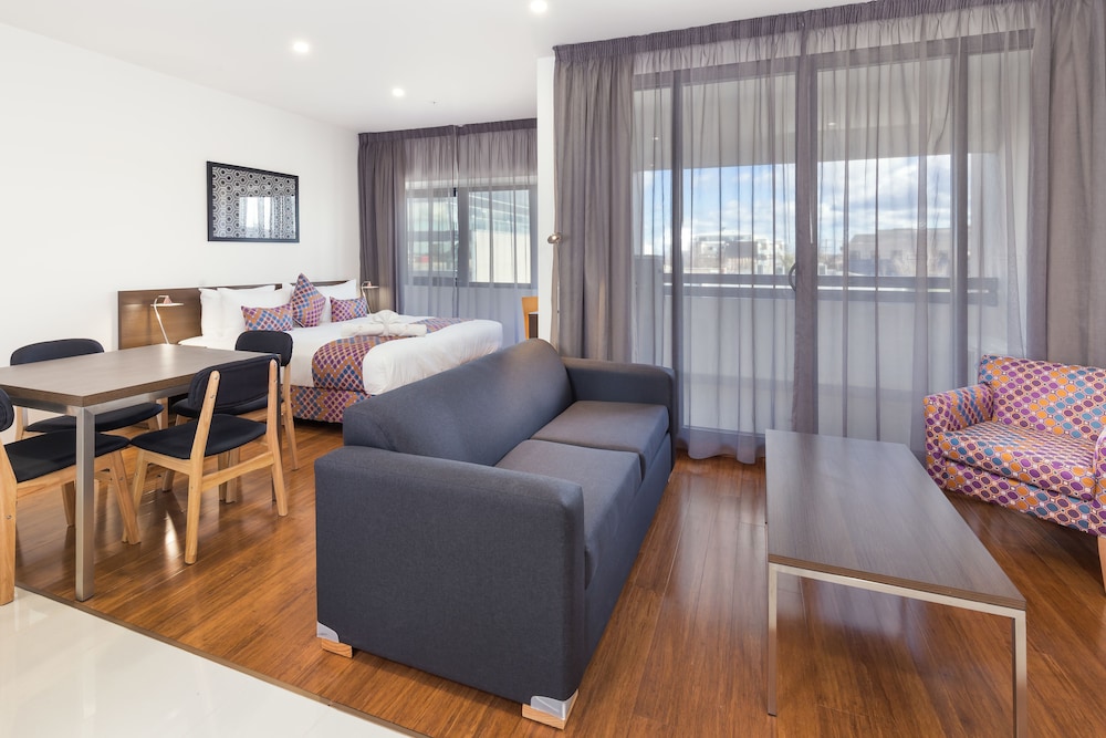 City Edge Dandenong Apartment Hotel